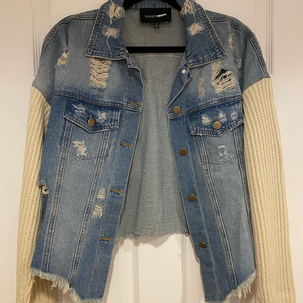 NEVER WORN- denim jacket w sweater sleeve